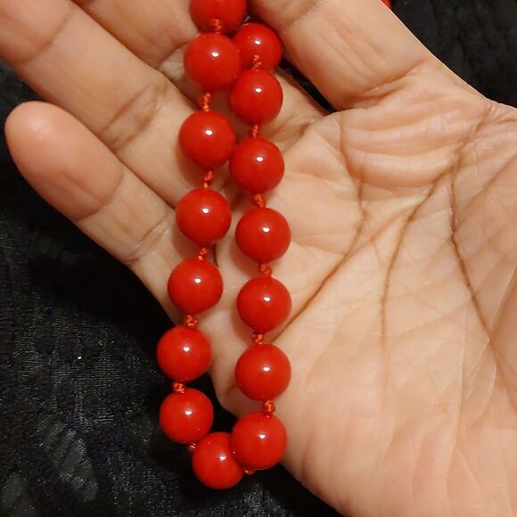 Vintage Classic Lustrous Red Lucite Bead Necklace with Hidden Twist Barrel Clasp - Picture 5 of 6